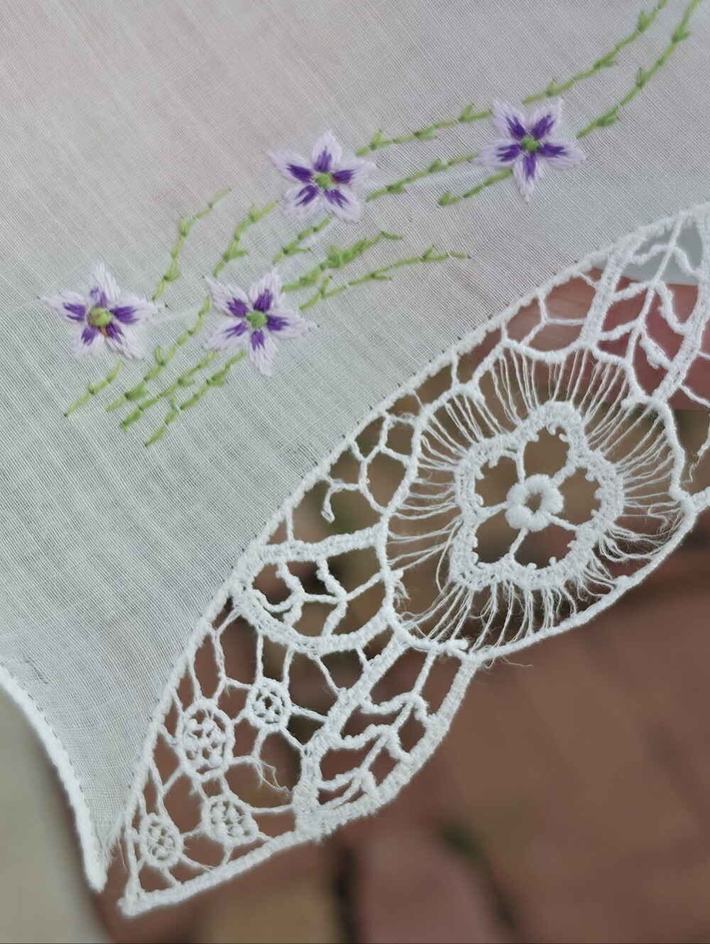 SEMI SHEER LINEN HANDKERCHIEF WITH HANDMADE LACE AND EMBROIDERY VINTAGE